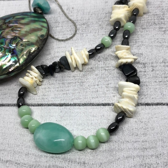 Curated bundle shell beads abalone pendant beach boho style necklaces lot of 2. - Picture 3 of 5